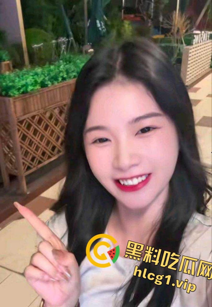 抖音60万粉丝的快乐小宝出手阔绰!酒吧豪掷千金点男模,腹肌小哥享受顶级福利!-2