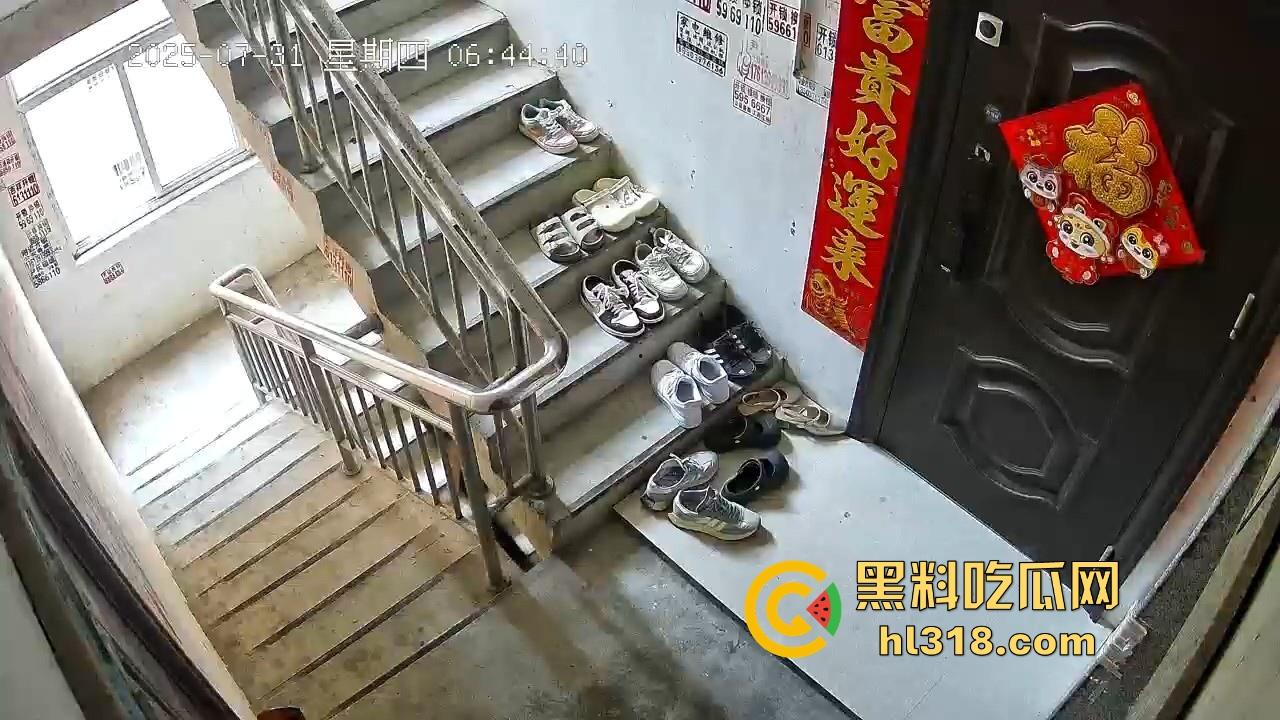 河南信阳人才聚集地吗?精神小伙居在别人家门前撸了一发 ?期间还尝了两口,还自产自销是吧!-1