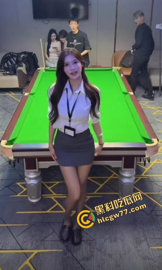 台球厅不打球只点陪玩,台球媛身材顶到不行穿吊带弯腰捡球露沟,拿身体给大哥架杆!-8
