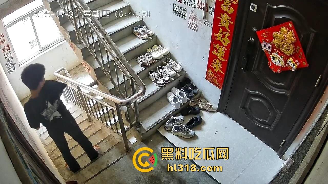 河南信阳人才聚集地吗?精神小伙居在别人家门前撸了一发 ?期间还尝了两口,还自产自销是吧!-2