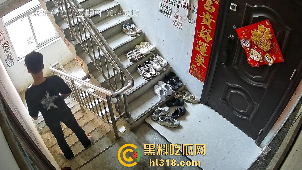 河南信阳人才聚集地吗?精神小伙居在别人家门前撸了一发 ?期间还尝了两口,还自产自销是吧!-6