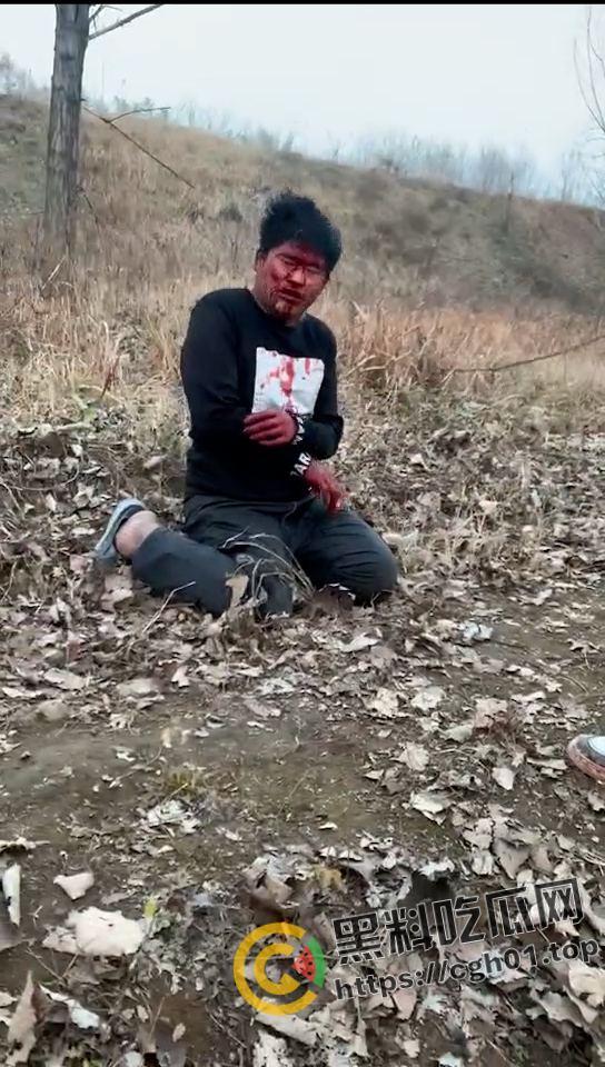 河南精神小伙霸凌同学 打的浑身是血求饶 头发被染红 河南不大 创造神话-1