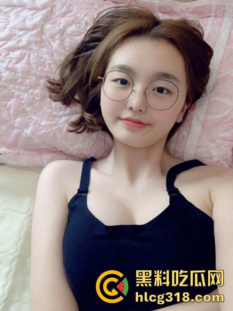 巨乳眼镜妹扣穴扣到喷尿,极品反差眼镜萝莉,身材极品美乳粉嫩,果然带眼镜的最骚 私下太反差了!-1