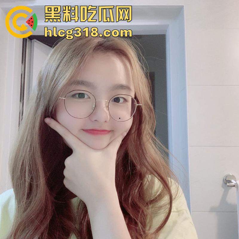 巨乳眼镜妹扣穴扣到喷尿,极品反差眼镜萝莉,身材极品美乳粉嫩,果然带眼镜的最骚 私下太反差了!-5