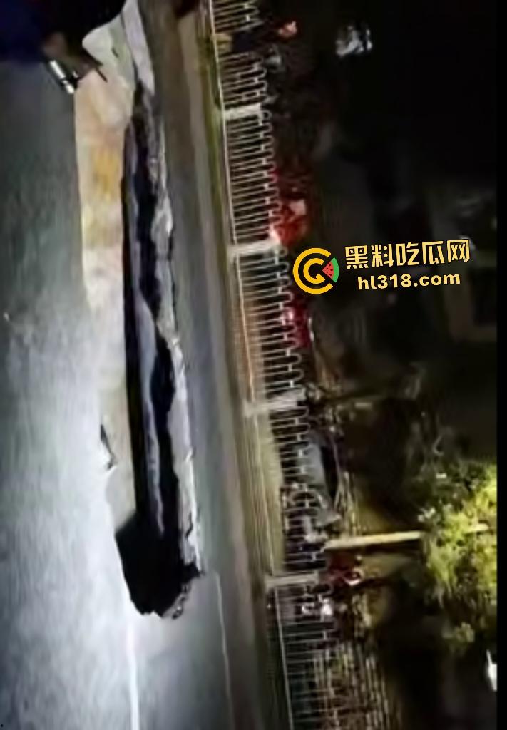 贵阳深夜马路惊爆马路塌陷!小车惨坠无底深渊地洞,司机神迹生还竟毫发无损!-3