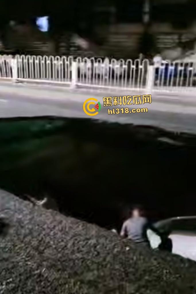 贵阳深夜马路惊爆马路塌陷!小车惨坠无底深渊地洞,司机神迹生还竟毫发无损!-4