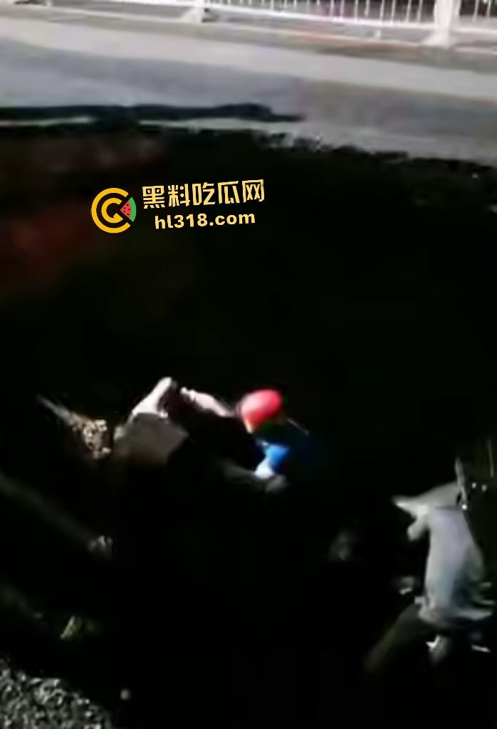 贵阳深夜马路惊爆马路塌陷!小车惨坠无底深渊地洞,司机神迹生还竟毫发无损!-7