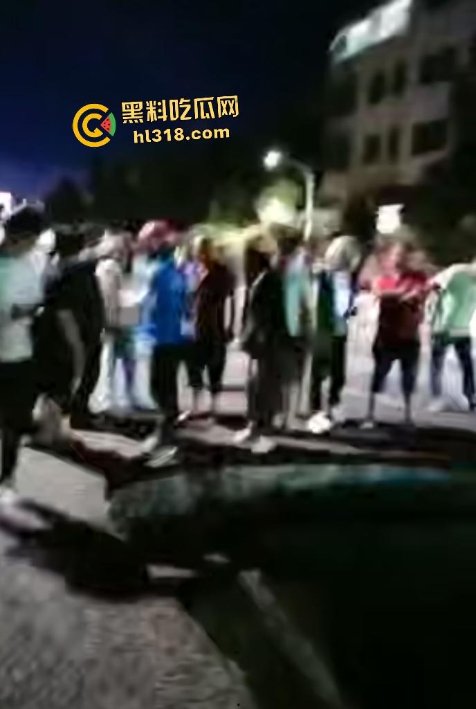 贵阳深夜马路惊爆马路塌陷!小车惨坠无底深渊地洞,司机神迹生还竟毫发无损!-8