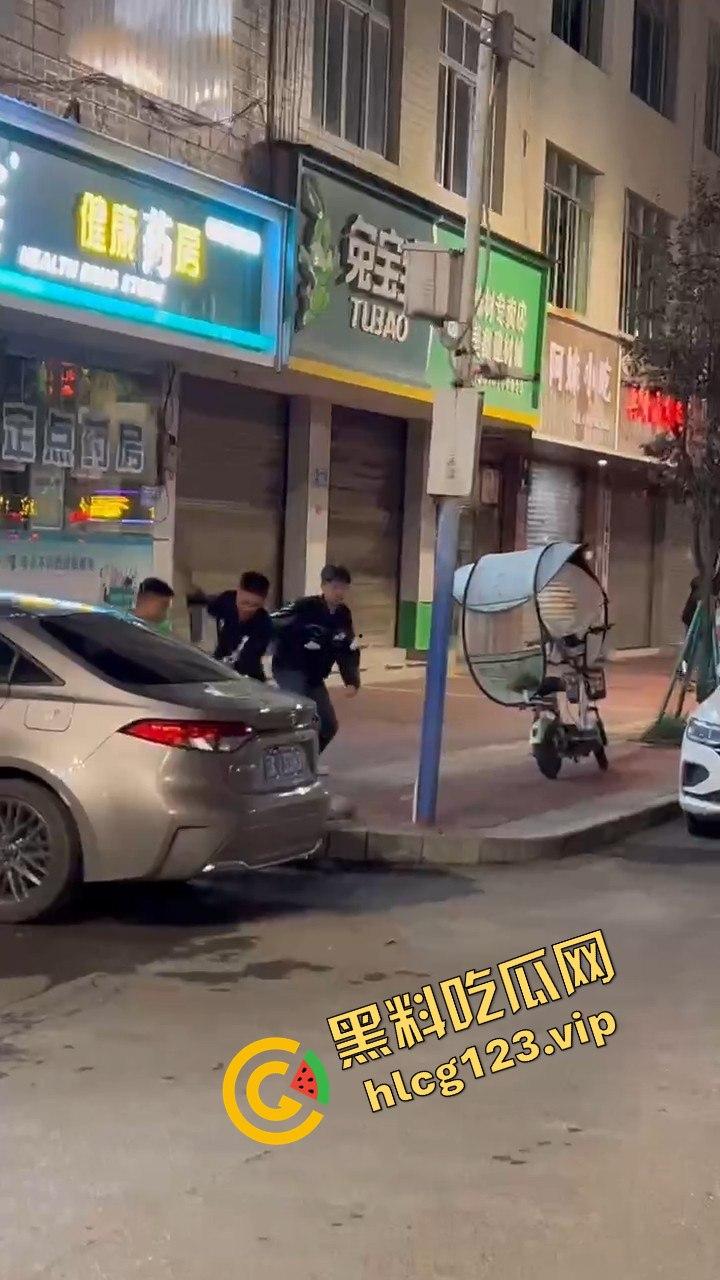 云南精神小伙社会人砍人现场，这真是现实版古惑仔！放个打歌舞他们能咋办？-8