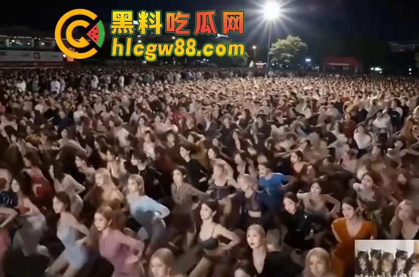 三亚百人美女广场舞阵仗惊人,身材火辣衣着清凉,这谁还敢说扰民?大爷们全程目不转睛,裤裆都鼓了!-3