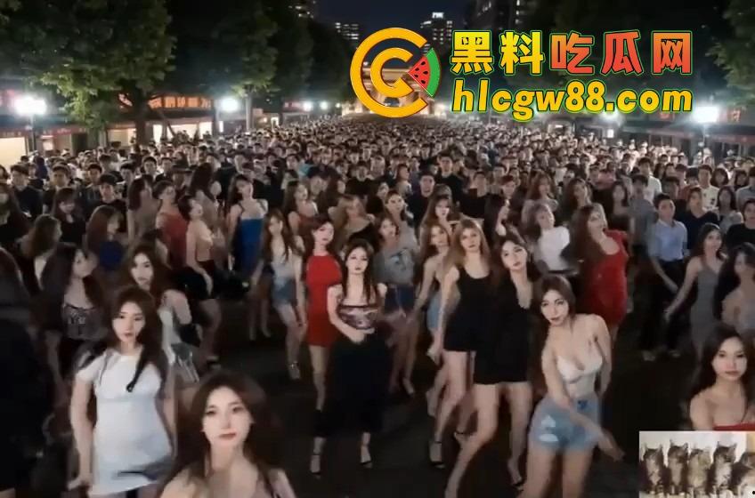 三亚百人美女广场舞阵仗惊人,身材火辣衣着清凉,这谁还敢说扰民?大爷们全程目不转睛,裤裆都鼓了!-5