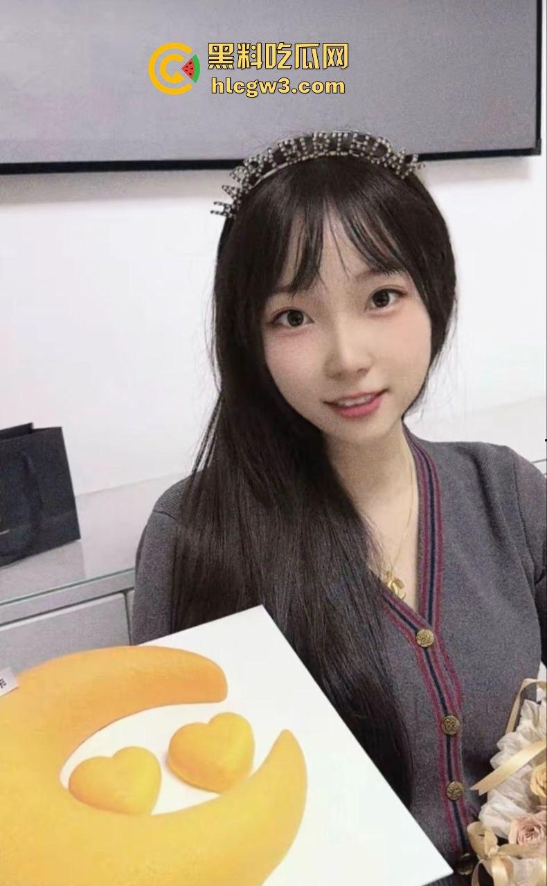 宁波反差校花『欧阳静茹』堕落诱惑 黑丝魅魔楼梯露出，纹身母狗被男友虐肏3P调教视频全流出！-1