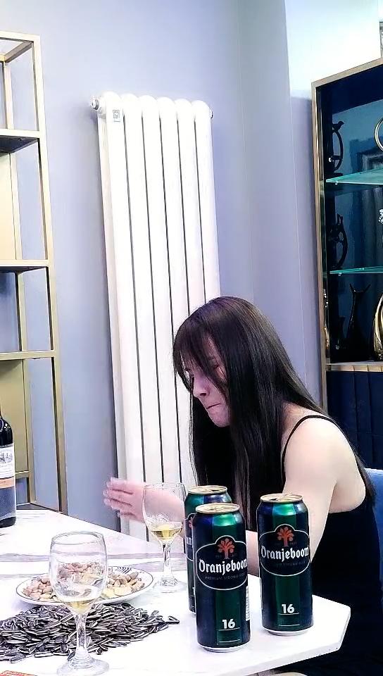 迷奸楼下女邻居 酒里下药迷到不省人事 这皮肤白的发亮 操起来爽到起飞-2