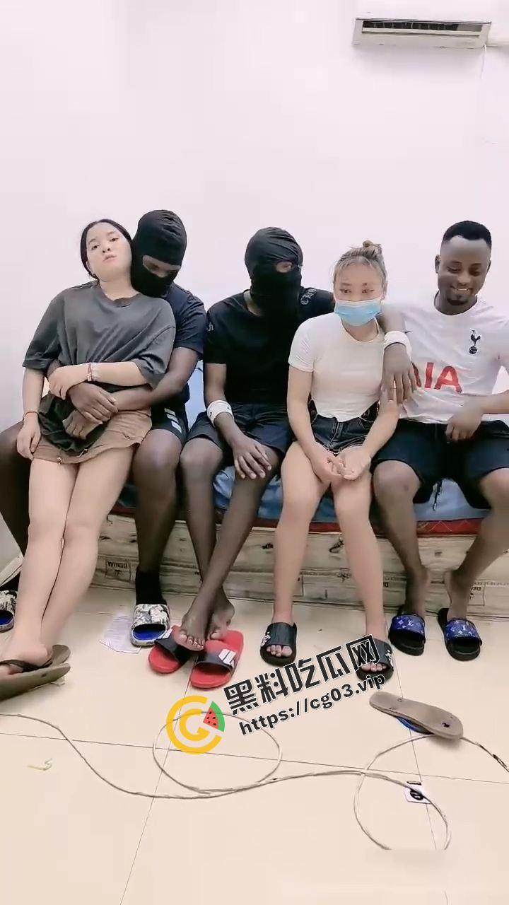 黑白配 黑鬼爆操精神小妹  黑皮公狗巨屌塞嫩穴-1