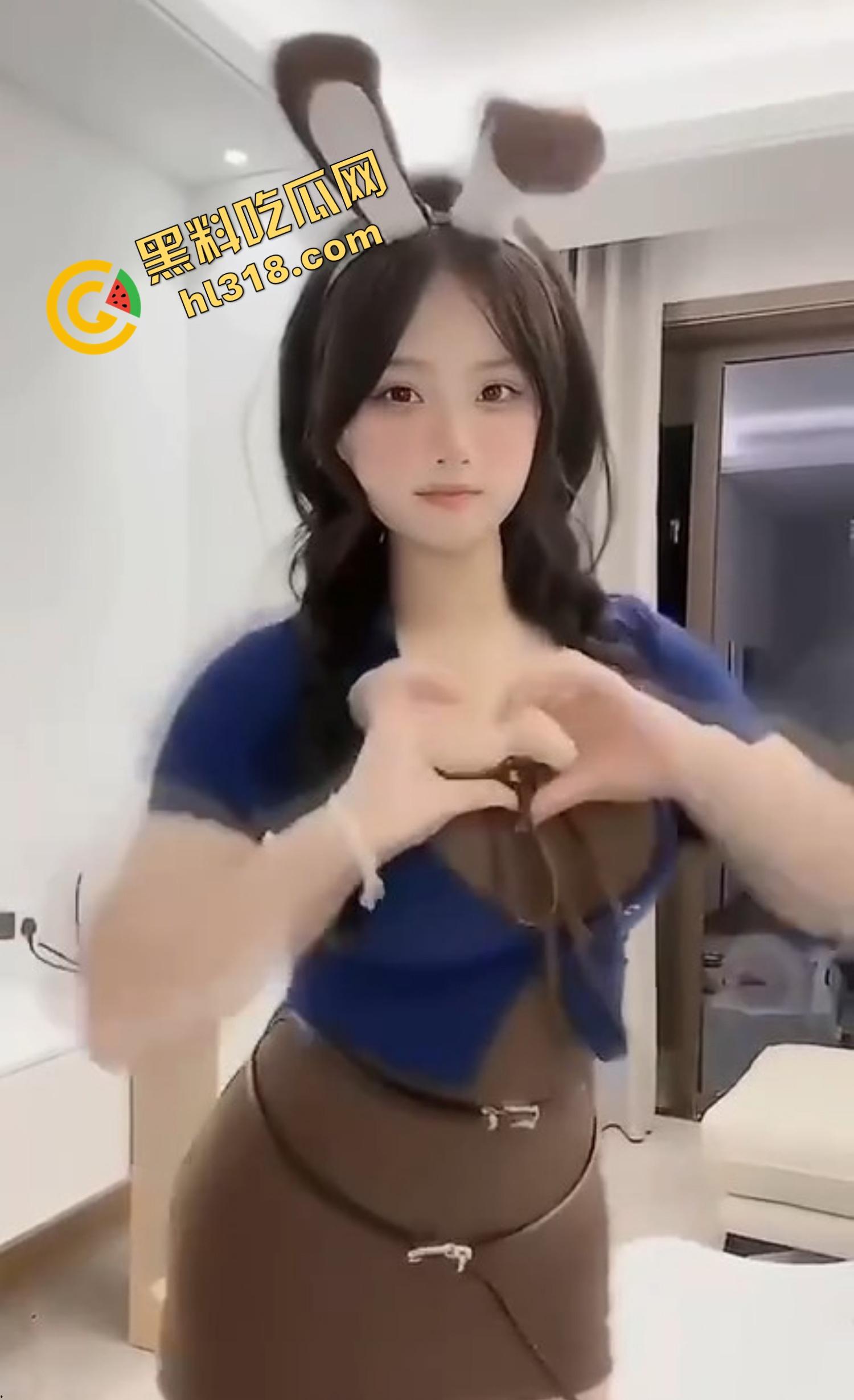 舞蹈生梦想当大师?其实都在私下给大哥跳骚舞,奶子甩起来屁股摇成肉浪,抖音封十年都播不了合集系列!-3