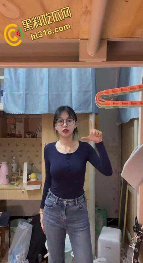 抖音网红【解冻冰河】,双洞齐开一线天白虎嫩穴,肛交自慰果然眼镜妹就是不一样,真的太反差了 !-3