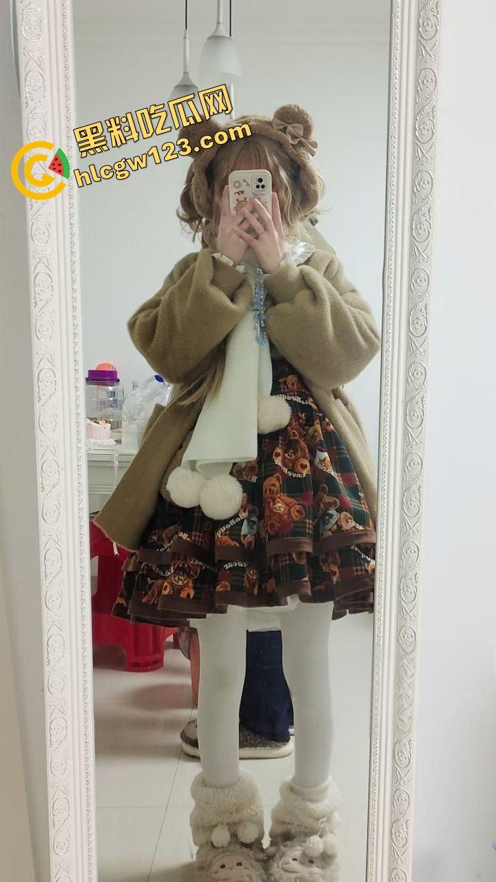 COS清纯学生妹【江伊曼】玩蔡文姬装扮被金主操翻，回家还穿着COS服趴着口交！-6