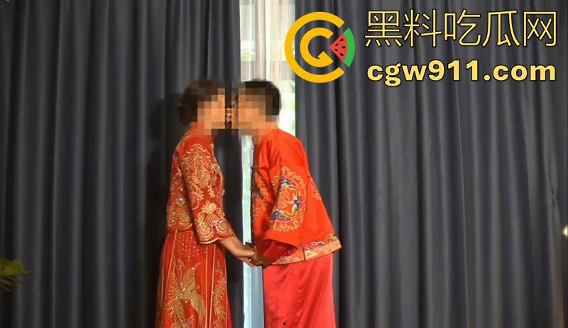 炒到5000的珍稀原片,大奶淫妻【萍夫人】,结婚前一天被伴郎群p,穿婚纱合服被5p爆操,意外露脸被警察顺藤摸瓜,目前已经断更!-6