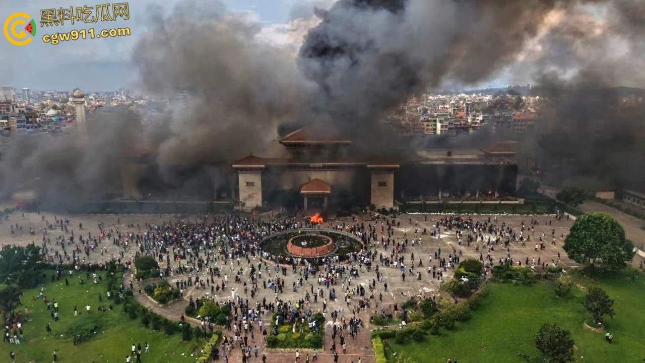 尼泊尔囚犯监狱大逃亡，大会党外交部长被抗议者殴打，街头瞬间变成危机四伏的战场，暴乱失控全国沦陷！-2