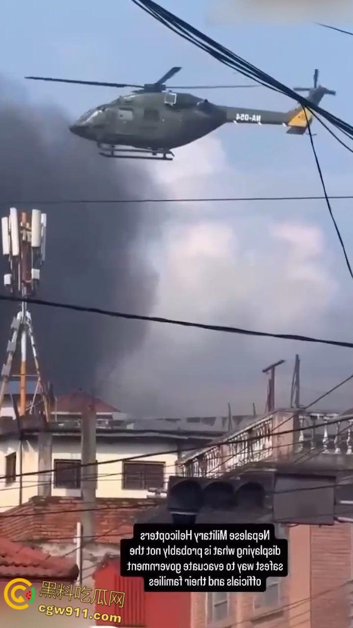 尼泊尔囚犯监狱大逃亡，大会党外交部长被抗议者殴打，街头瞬间变成危机四伏的战场，暴乱失控全国沦陷！-5