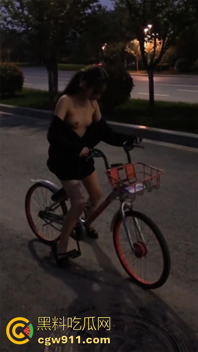 极品萝莉【浆果儿】被包养合集,为了钱被调教成资深的小母狗,全裸真空户外露出,带三位闺蜜一起侍奉金主!-8