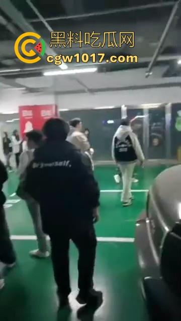 沈阳精神小妹约架群殴，两大帮派集结多人，相互开撕火拼，打得再狠点啊，把逼都扣爆她！-4