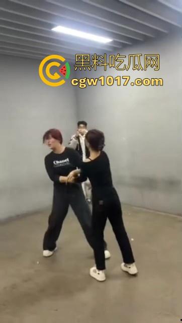 沈阳精神小妹约架群殴，两大帮派集结多人，相互开撕火拼，打得再狠点啊，把逼都扣爆她！-7