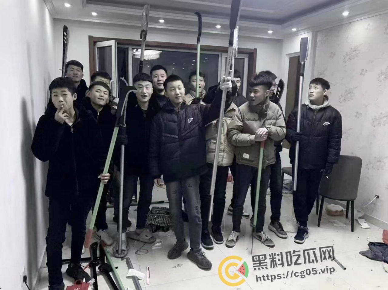 山东精神小伙深夜械斗 烟花当炸弹 大砍刀轮番上阵 最后惊动特警抓捕-1