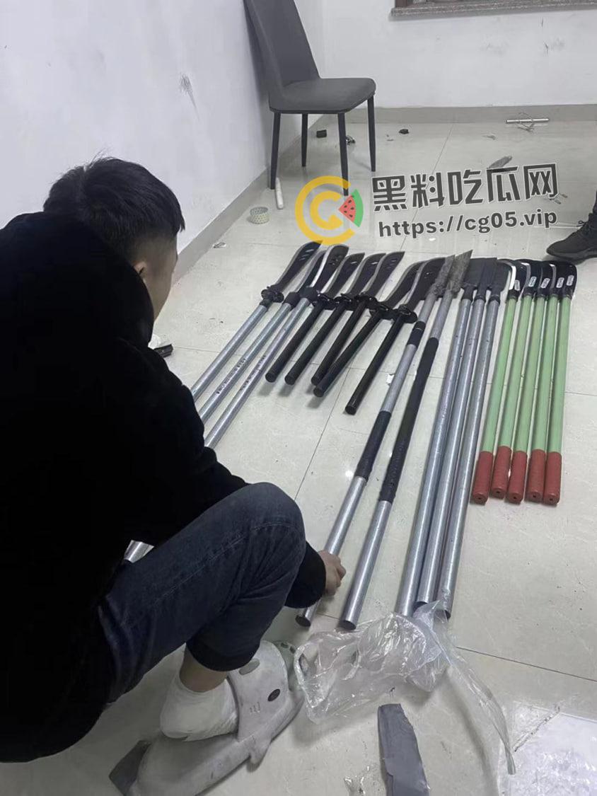 山东精神小伙深夜械斗 烟花当炸弹 大砍刀轮番上阵 最后惊动特警抓捕-2