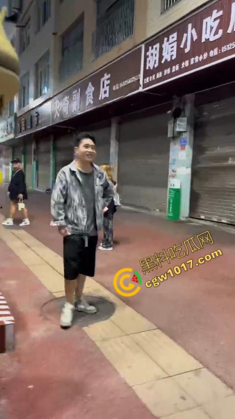 精神小伙街头血战，手起刀落、血洒狂风，勇敢如电影英雄，但残酷如恶魔猛兽，惹不起的狂野疯子！-3