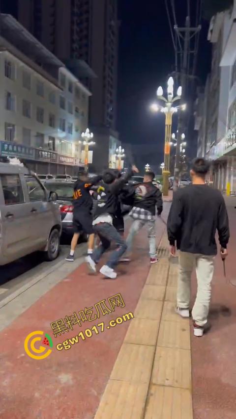 精神小伙街头血战，手起刀落、血洒狂风，勇敢如电影英雄，但残酷如恶魔猛兽，惹不起的狂野疯子！-6