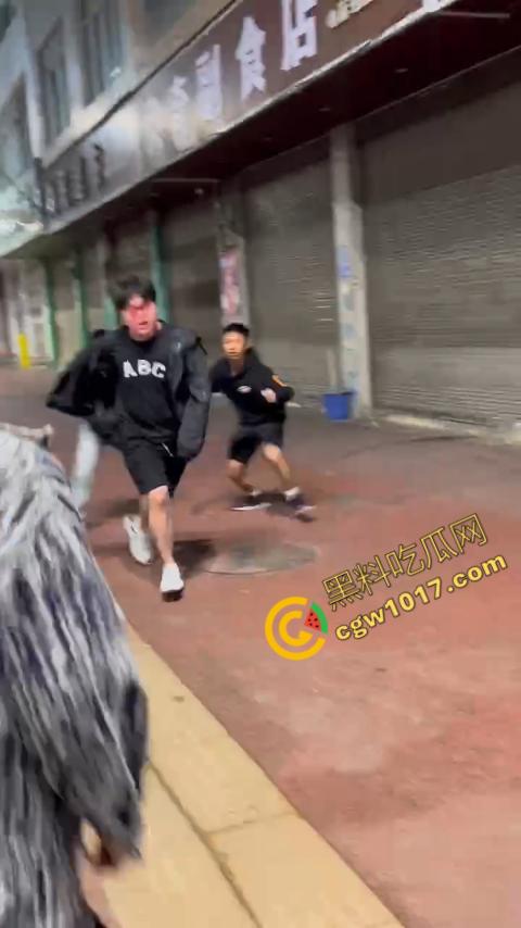 精神小伙街头血战，手起刀落、血洒狂风，勇敢如电影英雄，但残酷如恶魔猛兽，惹不起的狂野疯子！-8