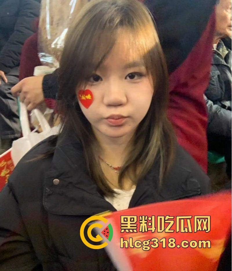 陕西商洛清纯反差大一学妹【李睿莹】网调视频曝光，微胖母狗假期在家发情，浑身写满下贱铭文。-1