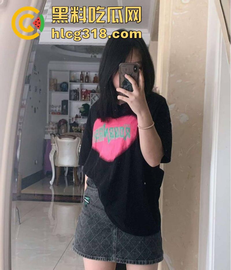 陕西商洛清纯反差大一学妹【李睿莹】网调视频曝光，微胖母狗假期在家发情，浑身写满下贱铭文。-3