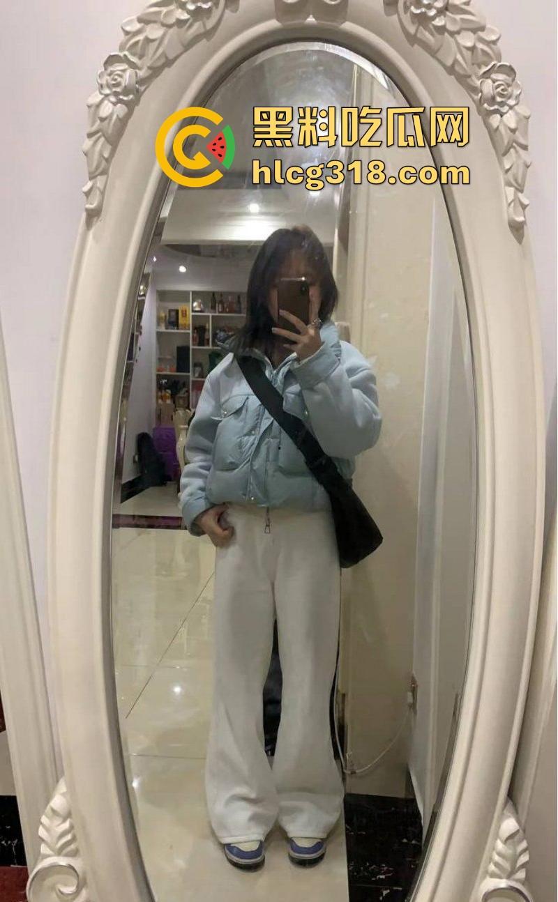 陕西商洛清纯反差大一学妹【李睿莹】网调视频曝光，微胖母狗假期在家发情，浑身写满下贱铭文。-4