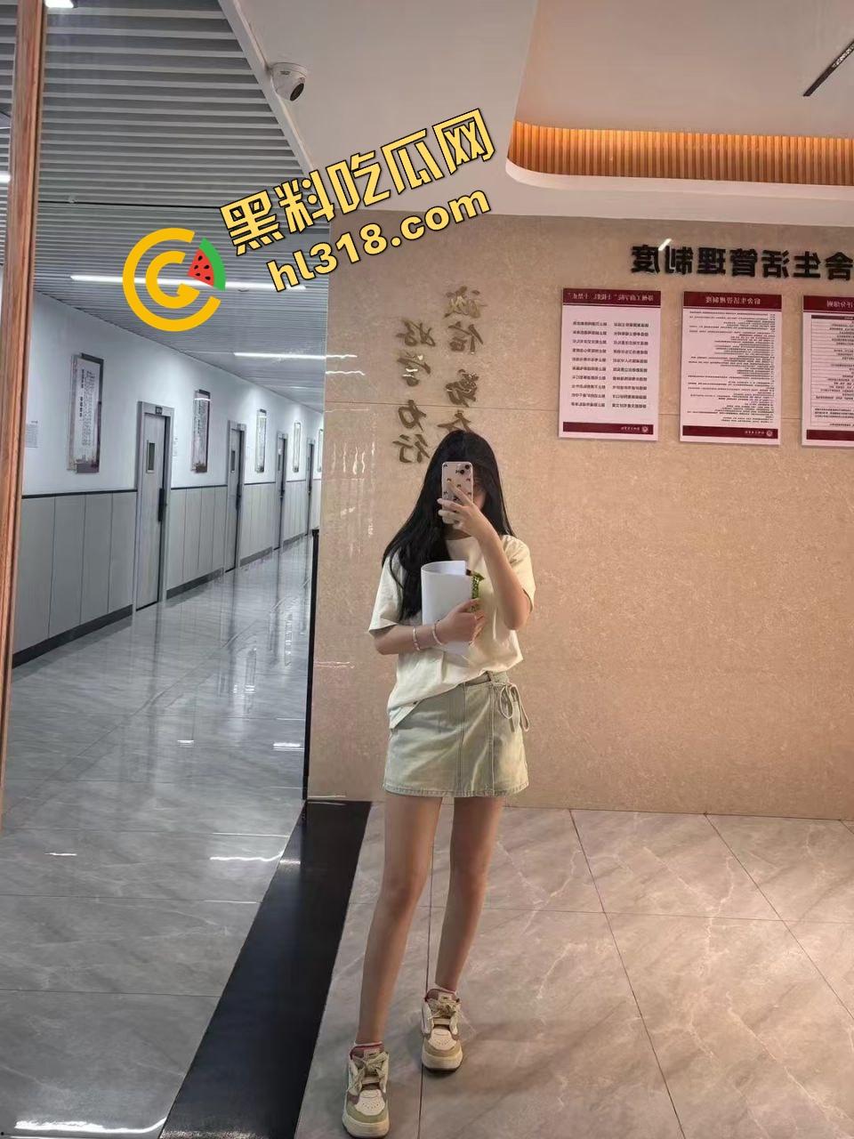 酒店开房正操得起劲,萌妹爸爸一个电话打来,不知道电话那头的爹知不知道自己闺女已经被干高潮了!-3