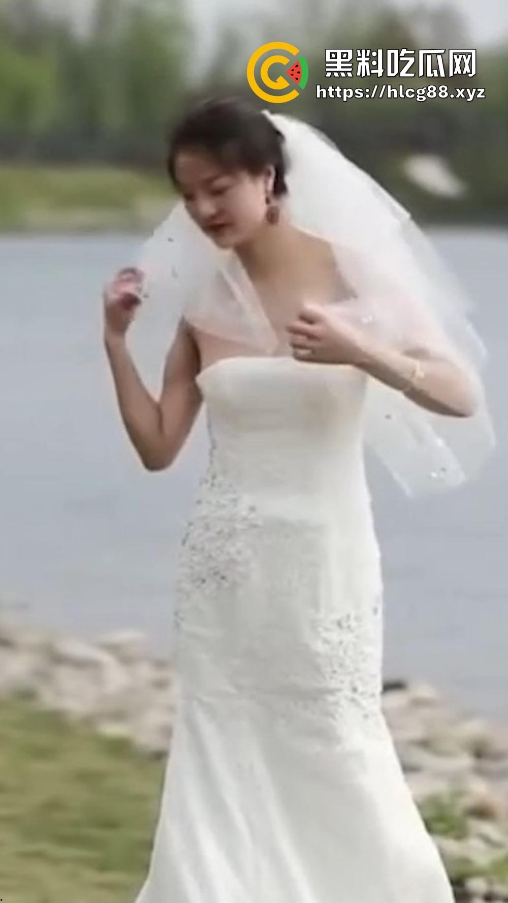 摄影师操眼新娘婚纱外拍，红樱桃奶子甩光，摆骚姿嫩逼勾魂，新娘还在那深情摆POSE毫不知自己走光！-3