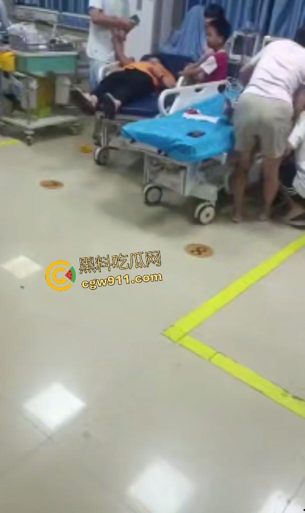 福建泉州永嘉天地KFC惊爆报复社会，刀仔狂魔无故持刀追砍捅刺路人，现场血肉横飞多人倒地哀嚎！-4