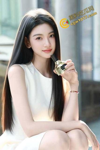 嫂子窗前偷香，春光乍泄！惊见偷拍刺激，水润桃源更诱人，转战房间后，窗外窥人更添情火！-1