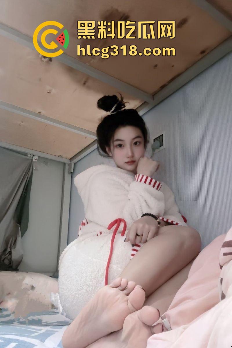 高颜值福利姬【小佳甜心】裸足擦边福利，纤美玉足撩人，散发淫荡气息，每一帧都勾人无比。-3