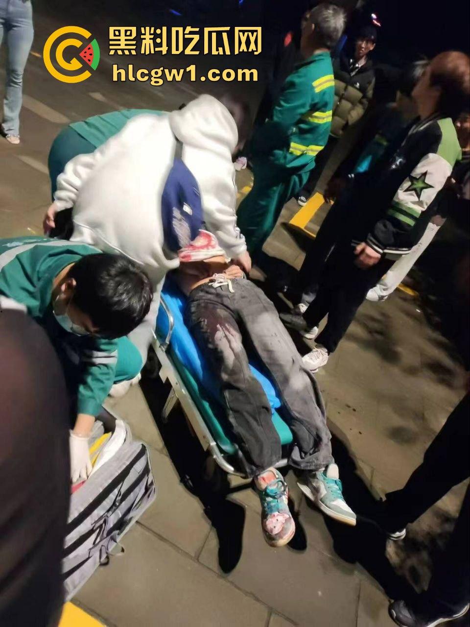 四川自贡富顺县斗殴闹出人命！精神小伙打架打崩，掏刀捅胸鲜血四溅，心肺复苏都白搭！-2