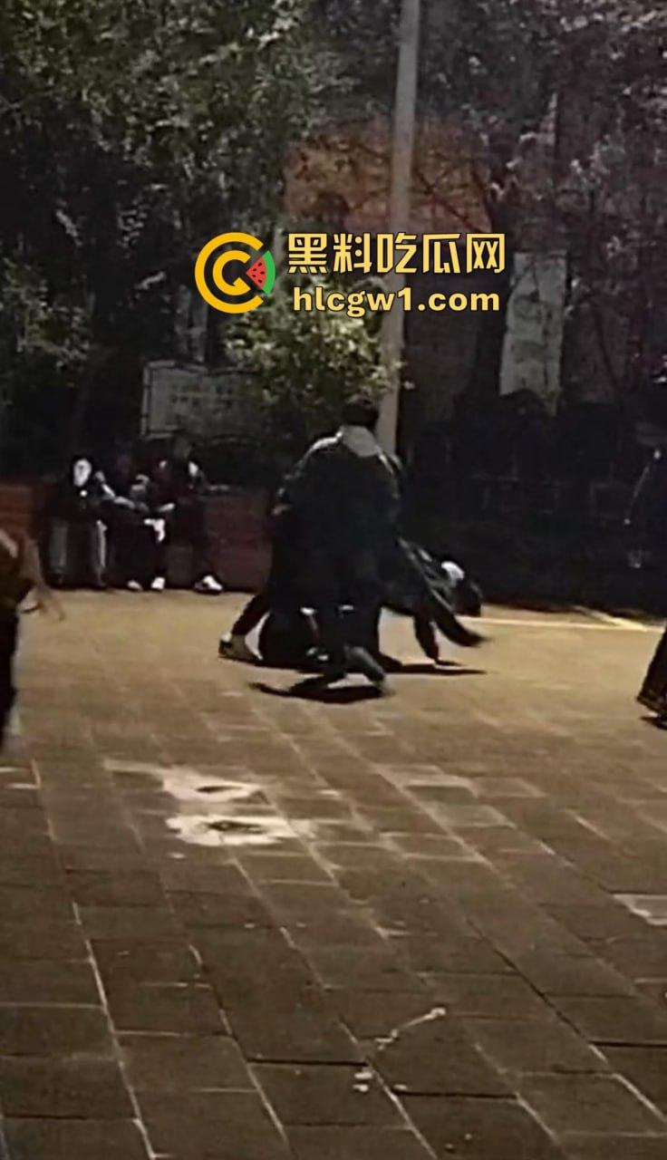 四川自贡富顺县斗殴闹出人命！精神小伙打架打崩，掏刀捅胸鲜血四溅，心肺复苏都白搭！-3