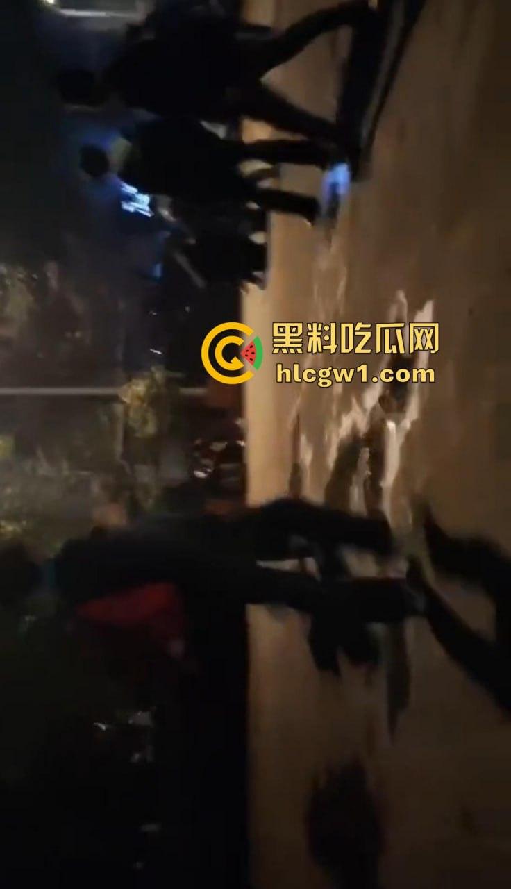 四川自贡富顺县斗殴闹出人命！精神小伙打架打崩，掏刀捅胸鲜血四溅，心肺复苏都白搭！-6