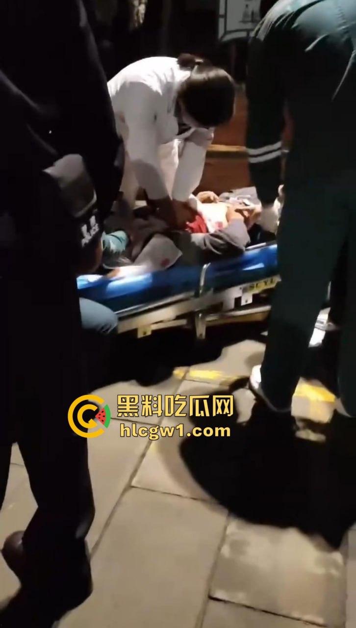 四川自贡富顺县斗殴闹出人命！精神小伙打架打崩，掏刀捅胸鲜血四溅，心肺复苏都白搭！-10