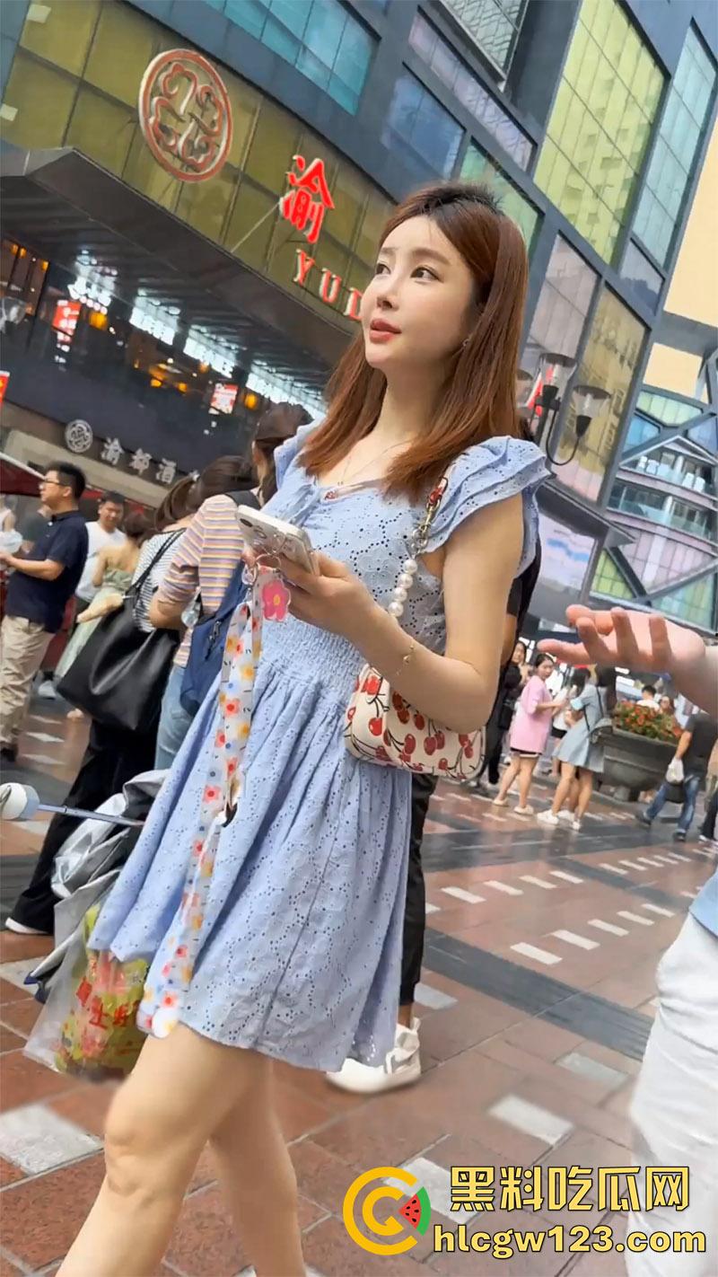 大神冒死抄底偷拍,连衣裙美女和男友逛街,翘臀夹骚内越走越紧,包臀裙美女粉内太诱人了!-1