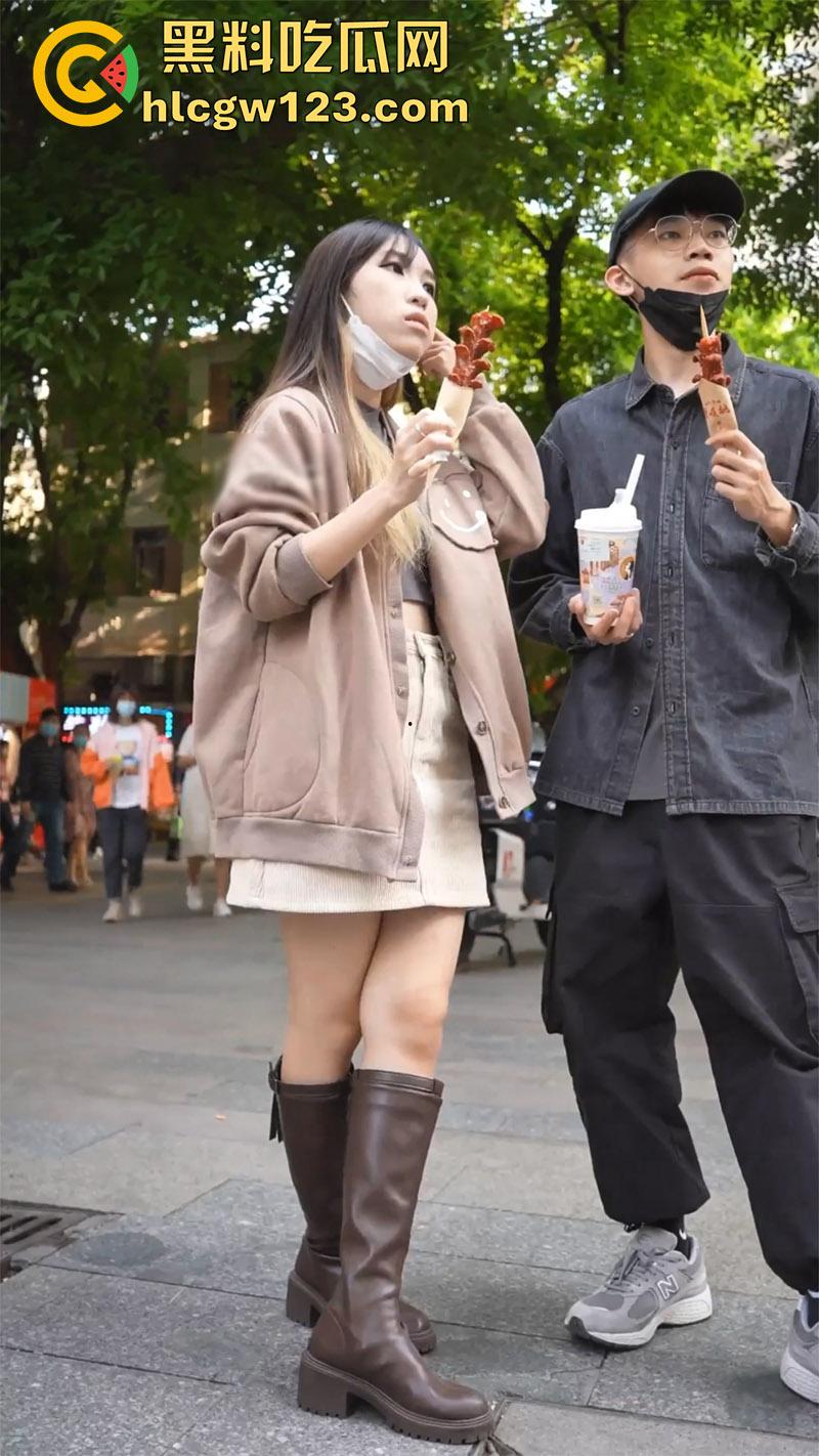 大神冒死抄底偷拍,连衣裙美女和男友逛街,翘臀夹骚内越走越紧,包臀裙美女粉内太诱人了!-2