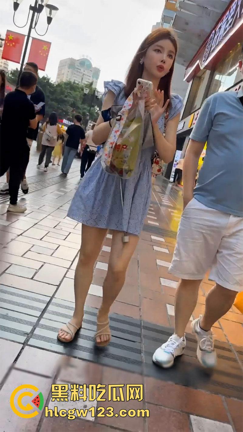 大神冒死抄底偷拍,连衣裙美女和男友逛街,翘臀夹骚内越走越紧,包臀裙美女粉内太诱人了!-5