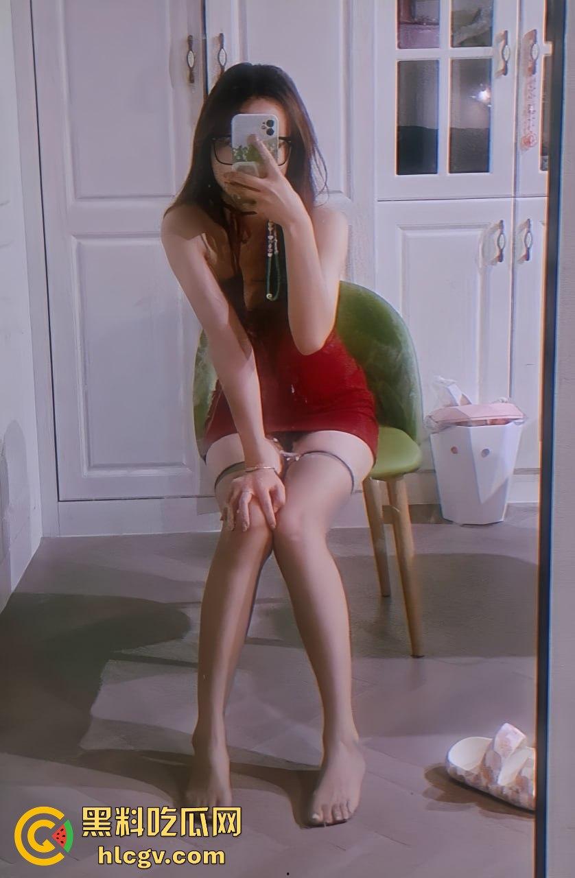山西太原眼镜妹【李斯羽】吃鸡新境界！白丝诱惑照片流出，男友不给力，她干脆自己上炮机！-13