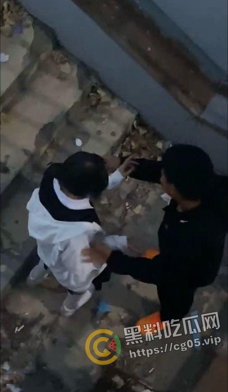 青岛海洋技师学院男女钻小胡同抠逼被偷拍!女生欲拒还迎的样子可太骚了-3