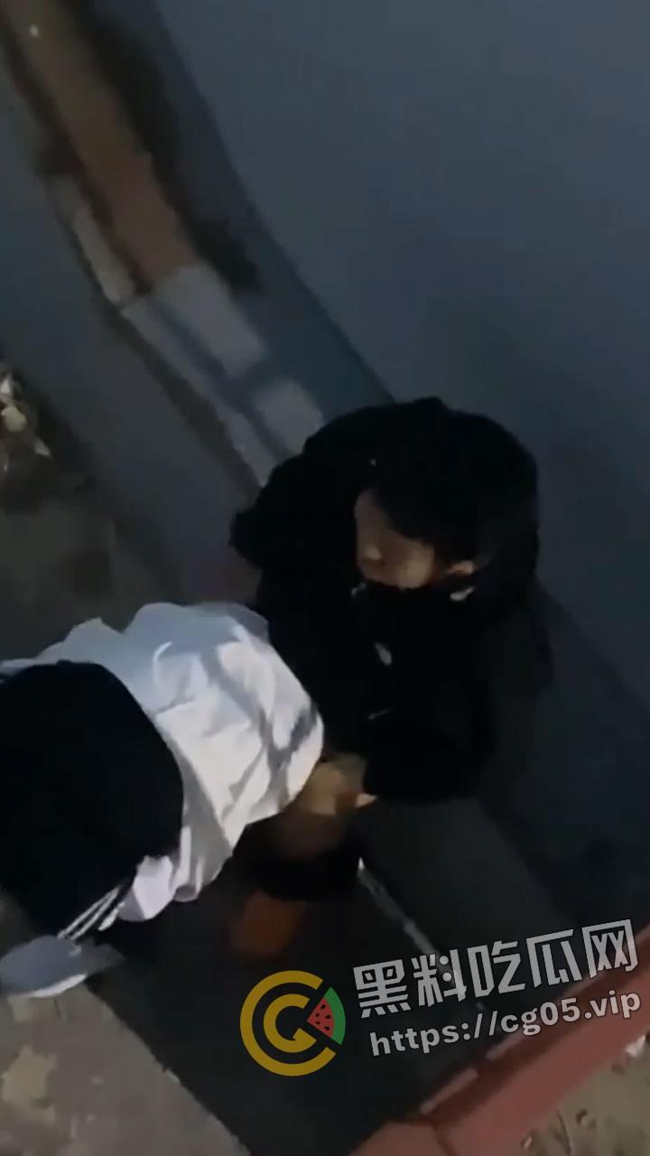 青岛海洋技师学院男女钻小胡同抠逼被偷拍!女生欲拒还迎的样子可太骚了-7